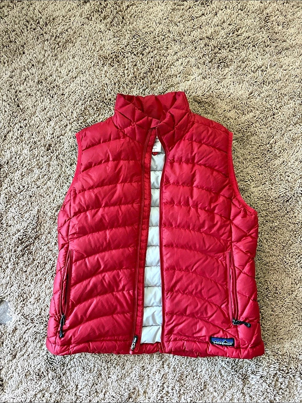 Patagonia Down Quilted Vest in red size small Like New